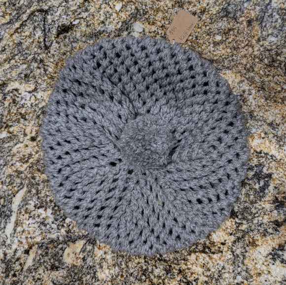 Grey knitted baret hat - Picture 1 of 2
